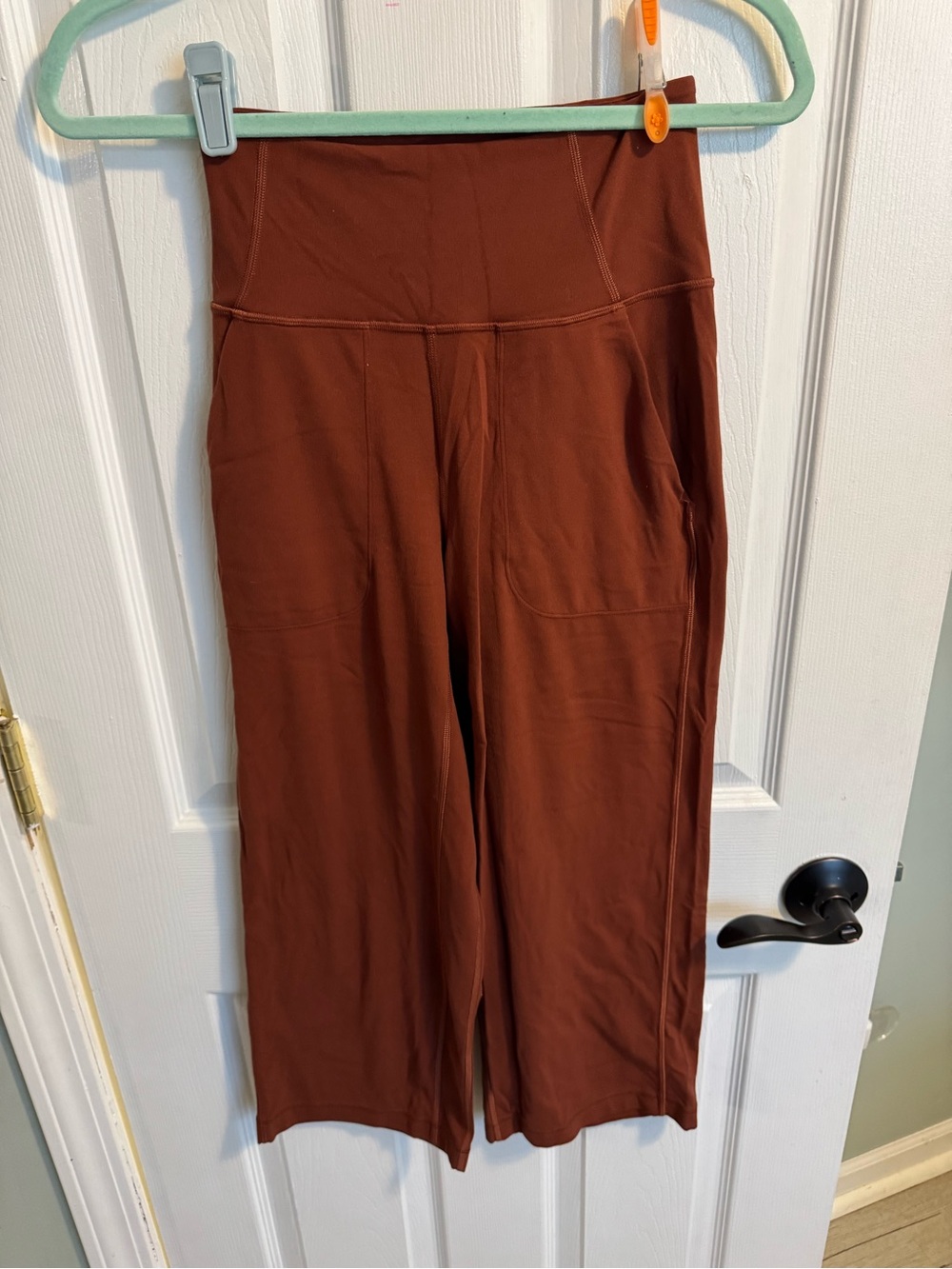 lululemon athletica Wide-Leg Crop Pants in Rust / Pumpkin color - excellent ❤️